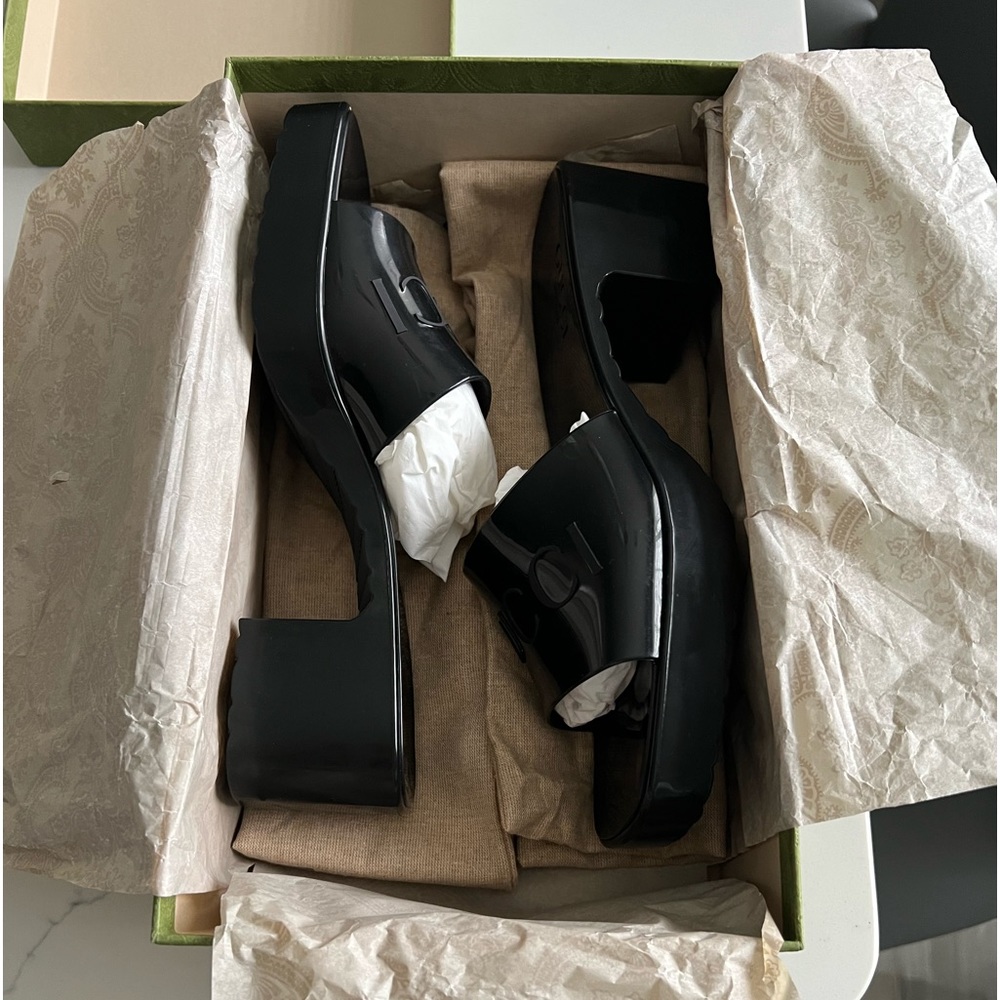 Gucci sandals size 40 in black.